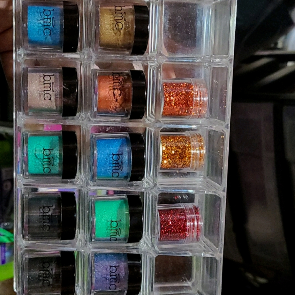 Eye shadow pigment and glitter